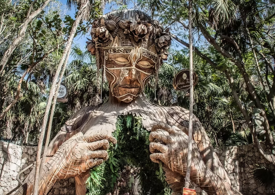 Ven a la luz sculpture Tulum
